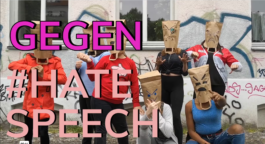 Personen mit Masken und wütenden Gesichtern.